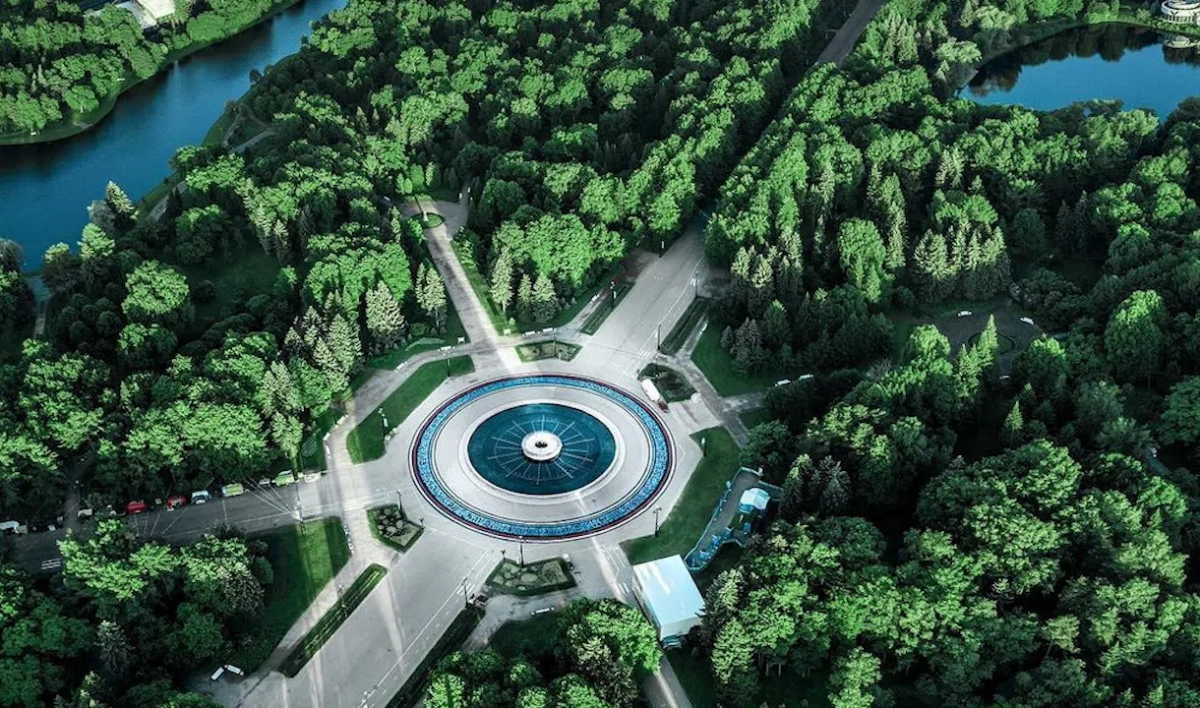 Покрас Лампас расписал площадь возле фонтана на Крестовском острове - tvspb.ru