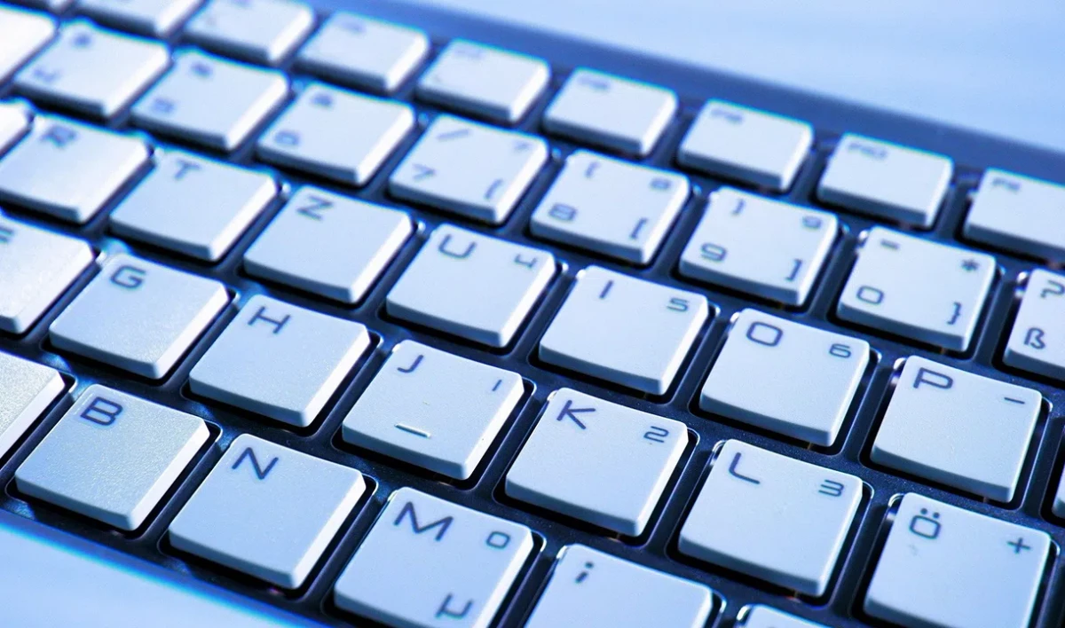 Школы, больницы, суды и мосты подверглись атаке эмоционального лжеминера - tvspb.ru