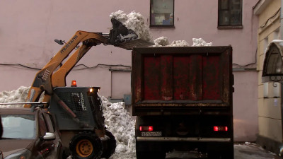 Коммунальщики Центрального района рассказали, как чистят от снега карнизы и крыши