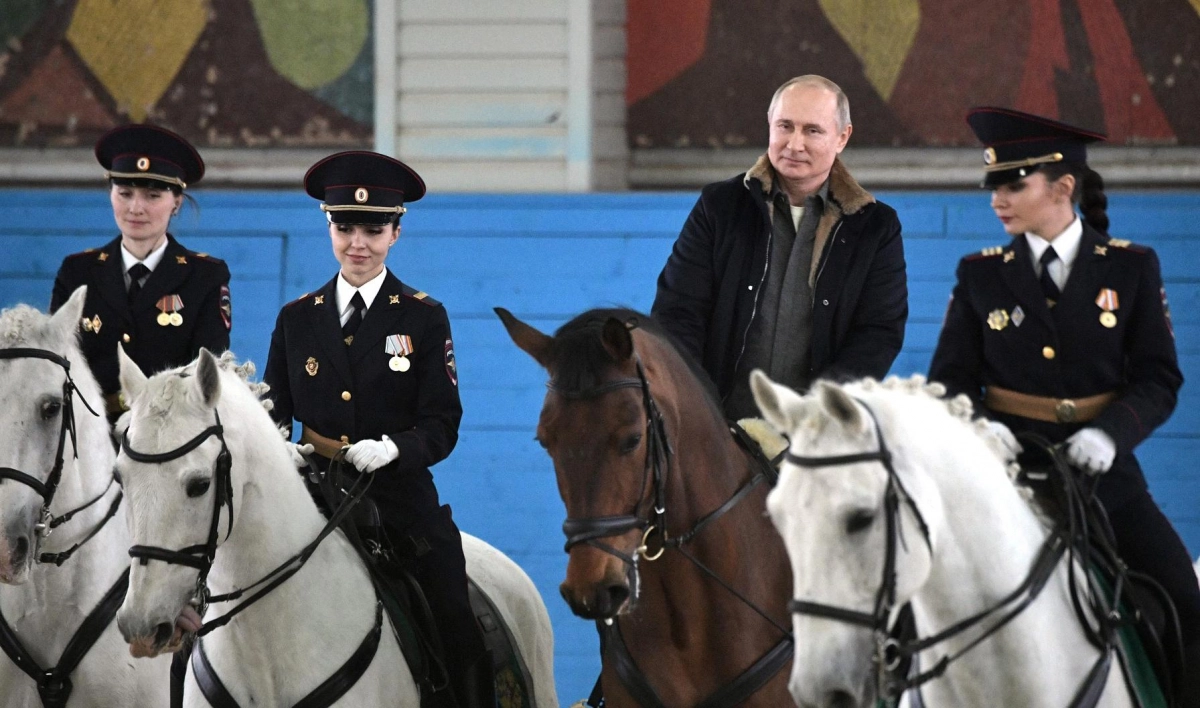 Путин поздравил женщин-полицейских, сидя на коне - tvspb.ru
