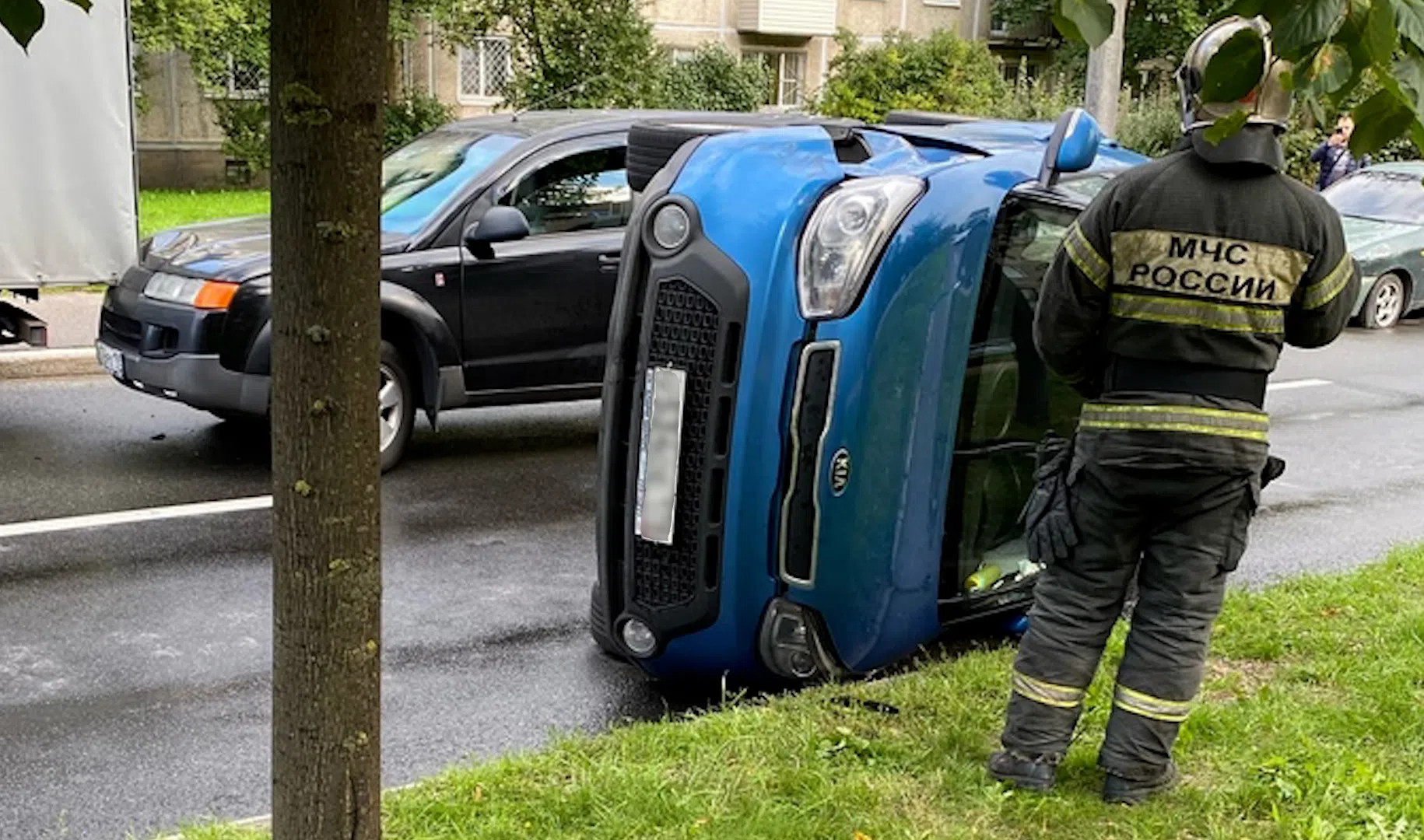 Перевернувшийся KIA парализовал движение на Замшиной улице | Телеканал  Санкт-Петербург