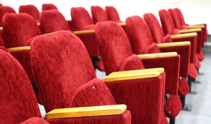 Петербургские депутаты предлагают ограничить продолжительность рекламы в кинотеатрах