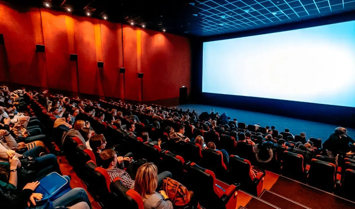 Александр Беглов: Сегодня более 110 тысяч школьников бесплатно посетят 42 кинотеатра - tvspb.ru