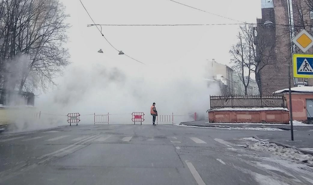 На Парадной улице прорвало трубу с горячей водой - tvspb.ru