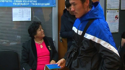 Более тысячи избирателей в Петербурге проголосовали на выборах президента Киргизии