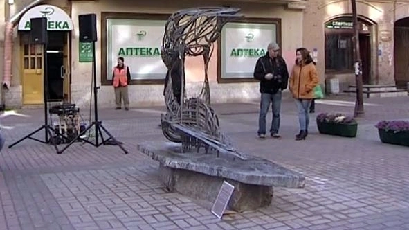 Скульптуру «Поцелуй» вновь установили в Финском переулке - tvspb.ru