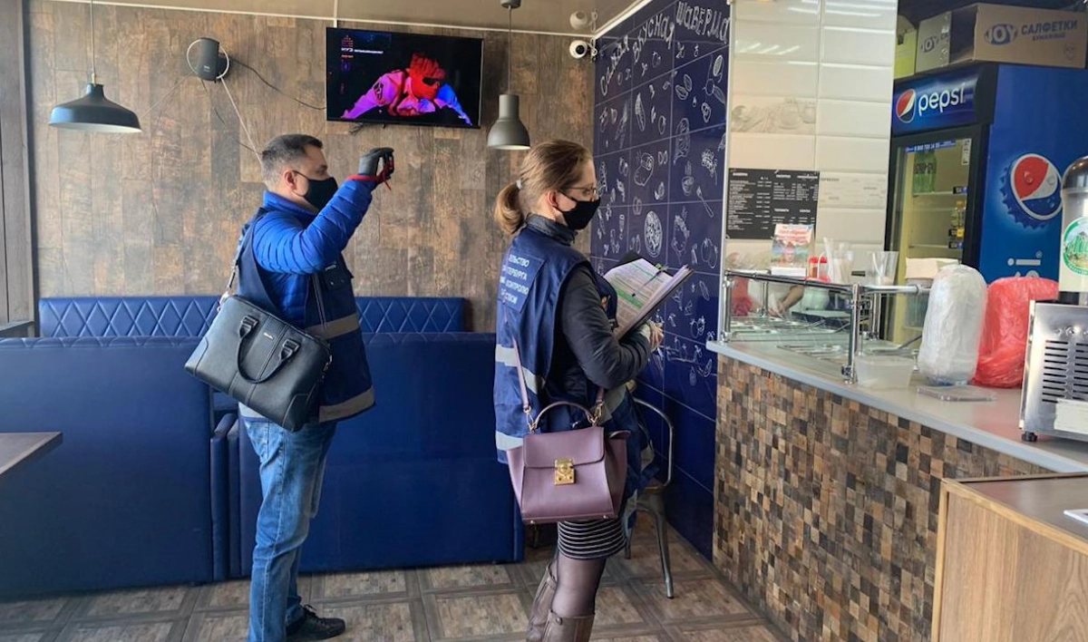 В Петербурге выявили несколько парикмахерских и точек общепита, работавших вопреки запрету - tvspb.ru