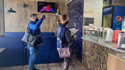 В Петербурге выявили несколько парикмахерских и точек общепита, работавших вопреки запрету