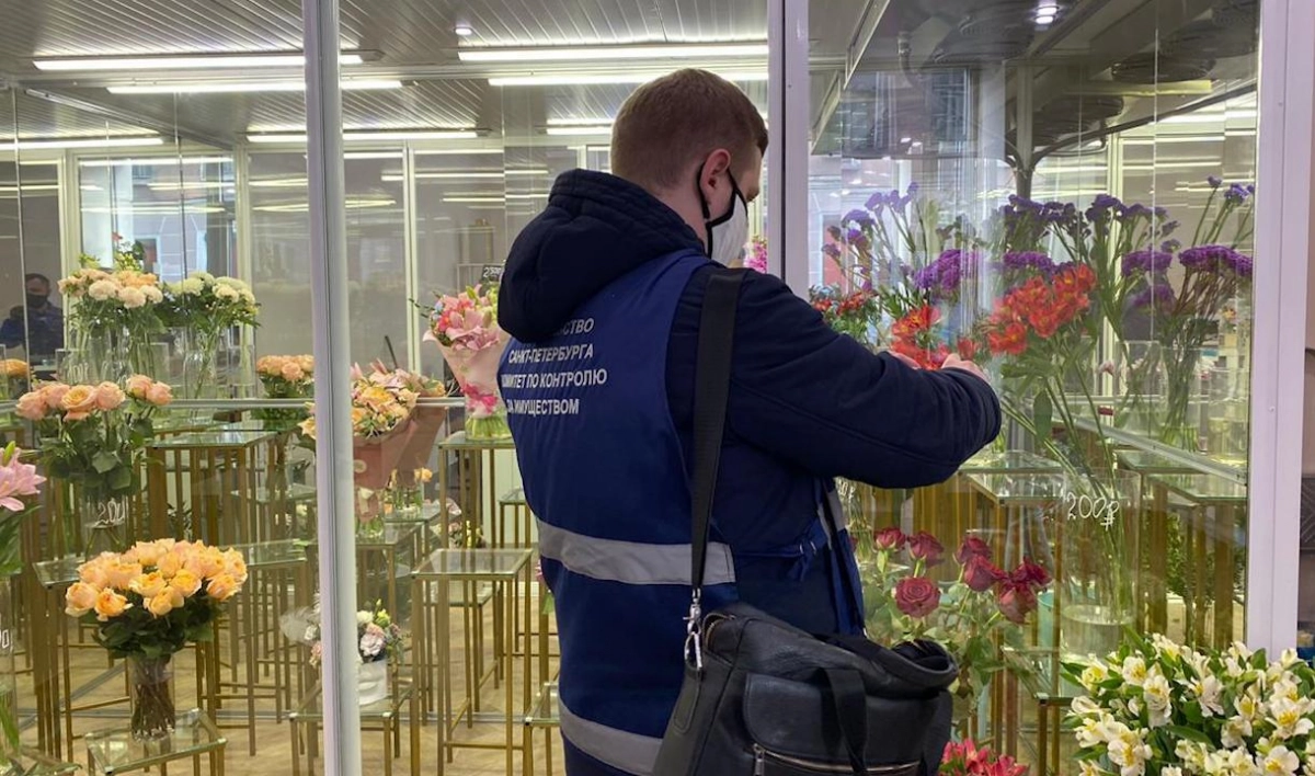 Сотрудники ККИ пресекли незаконную работу парикмахерской, шавермы и цветочной лавки - tvspb.ru