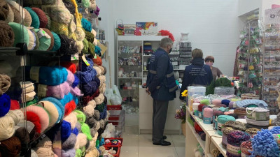 Сотрудники ККИ выявили работающие магазины одежды в ТЦ в Выборгском районе
