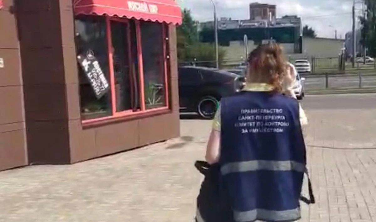 Владелец незаконно работавшего ресторана пытался помешать сотрудникам ККИ зафиксировать нарушение - tvspb.ru