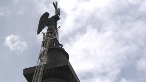 Душ на высоте: в Петербурге помыли ангела на Александровской колонне