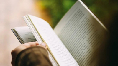 Врачам и пациентам Мариинской больницы подарили более 300 книг