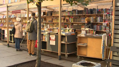 «Книжные аллеи» попрощались с петербуржцами до следующего сезона