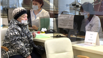 В обход электронных дебрей: Как пожилые петербуржцы получают QR-коды о вакцинации