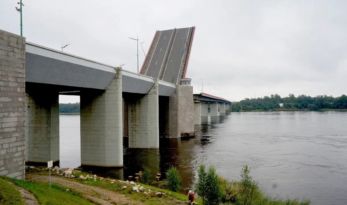 Ладожский мост разведут на 45 минут для прохода яхты - tvspb.ru
