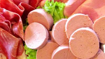 Мясопереработчики просят поднять цены на колбасу