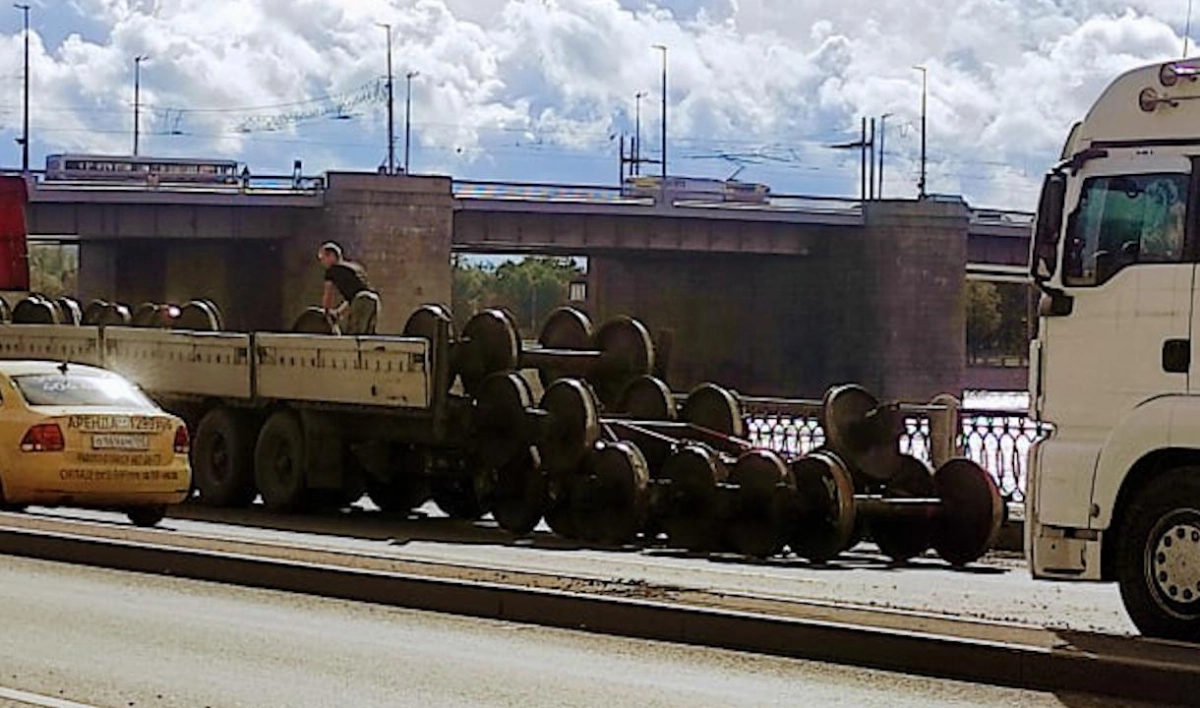 На Октябрьской набережной из грузовика высыпались колеса железнодорожных вагонов - tvspb.ru
