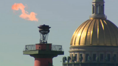 В ночь на 25 июня в Петербурге зажгут факелы Ростральных колонн