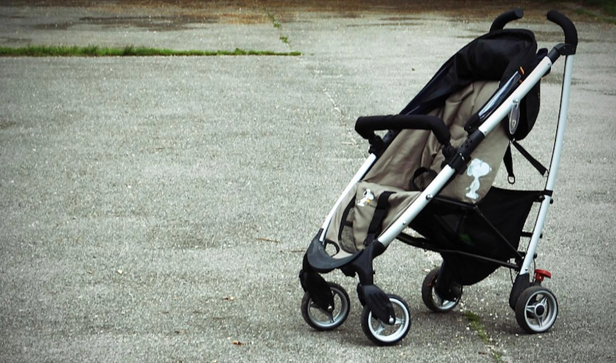 На улице Бутлерова нашли брошенную коляску с ребенком - tvspb.ru