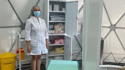 Шатер для вакцинации открыли у станции метро «Приморская»