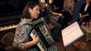 Анна Вишнякова исполнила «Странные песни» в бывшей коммуналке на набережной Мойки