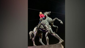 Две девушки залезли на скульптуры бронзовых коней на Аничковом мосту