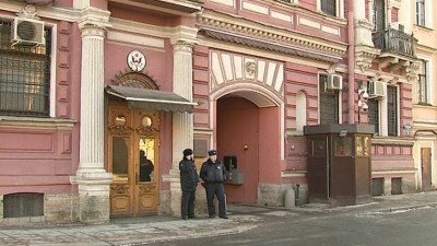 Генконсульство США в Петербурге отменило записи, разослав смс