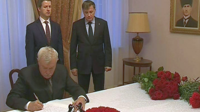 Георгий Полтавченко и Вячеслав Макаров оставили записи в Книге Памяти в консульстве Турции