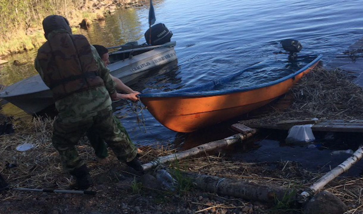 На Ладожском озере спасатели предотвратили трагедию, вытащив из воды двух человек - tvspb.ru