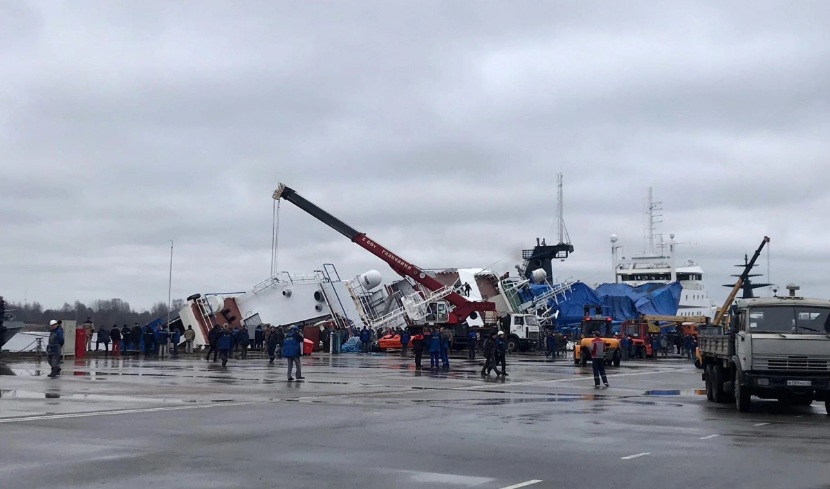 С перевернувшегося судна в Отрадном самостоятельно выбрались шестеро, на месте работает МЧС - tvspb.ru