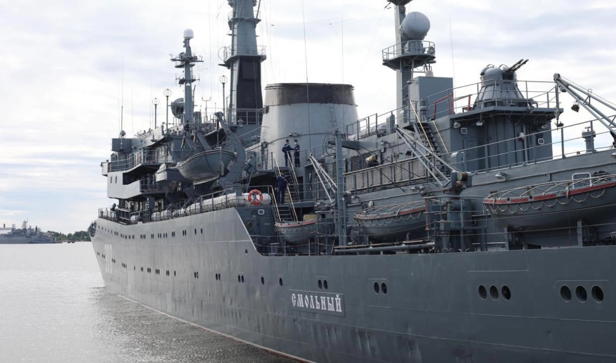 Учебный корабль «Смольный» с 400 курсантами прошел Ла-Манш - tvspb.ru