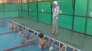 Николай Корнеев принимает водные процедуры в открытом бассейне на свежем воздухе