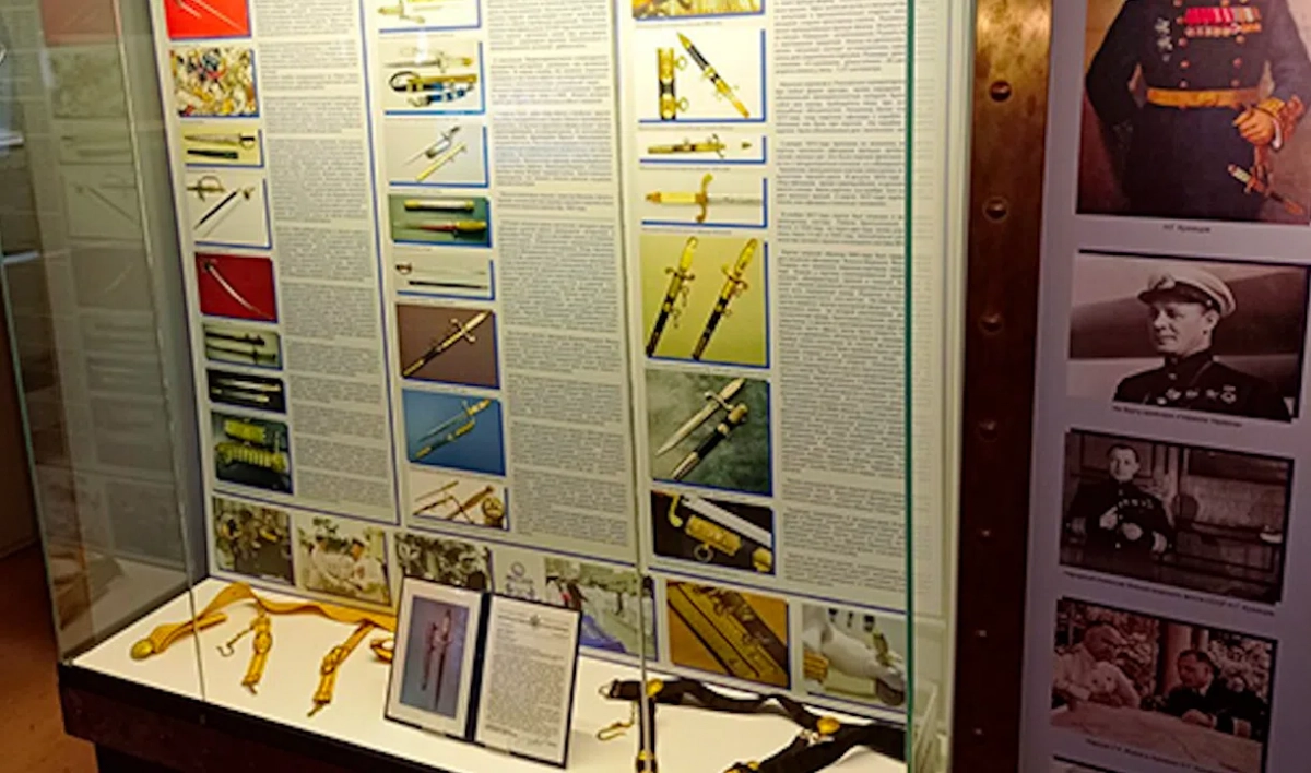 На «Авроре» открыли выставку «Кортик. История великого оружия» - tvspb.ru