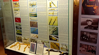 На «Авроре» открыли выставку «Кортик. История великого оружия»