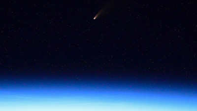 Петербургский космонавт Иван Вагнер сфотографировал ярчайшую за 7 лет комету