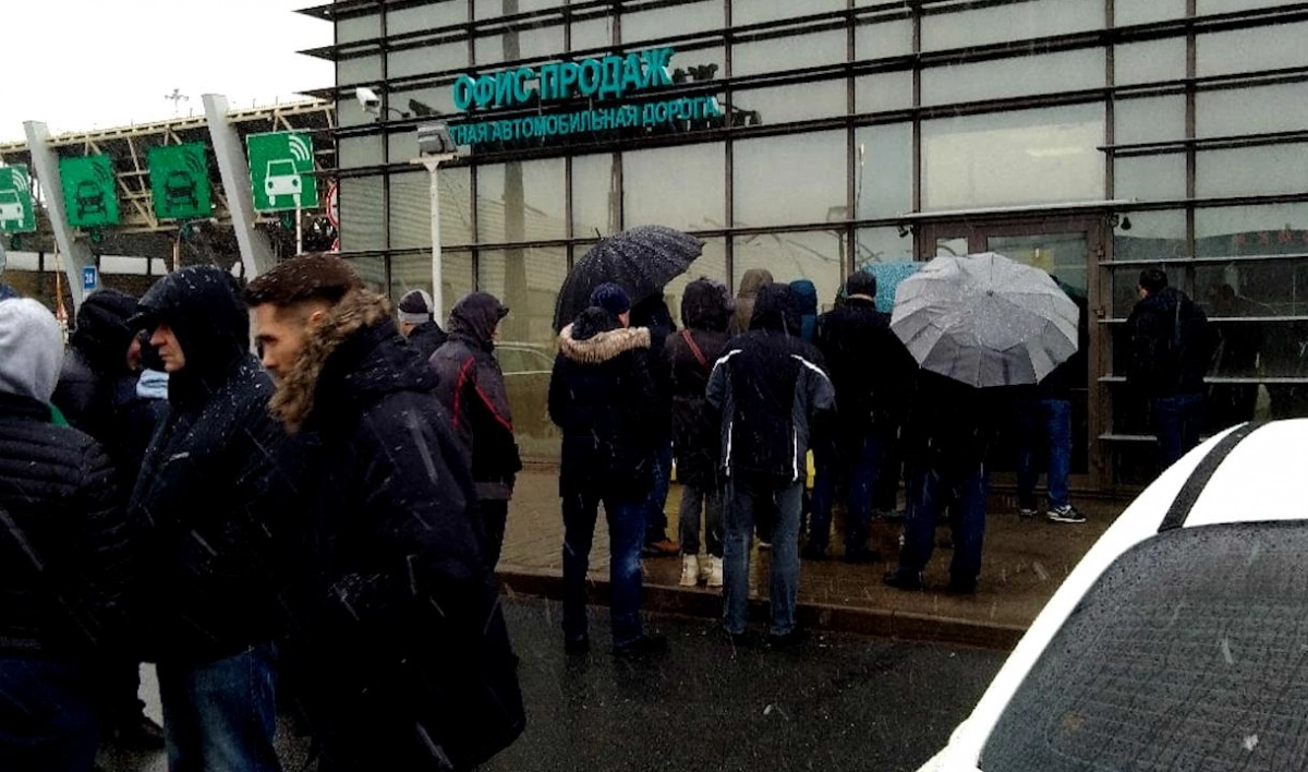 Петербуржцы несколько часов стояли в очереди за бесплатными транспондерами ЗСД - tvspb.ru