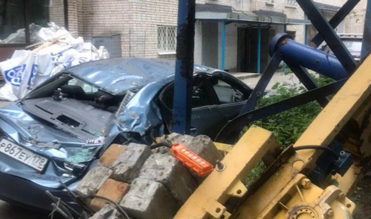 Строительный кран рухнул с крыши девятиэтажки на 2-м Муринском и помял две легковушки - tvspb.ru