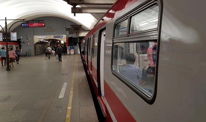 На красной ветке метро Петербурга восстановили движение поездов - tvspb.ru