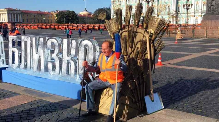 О зиме петербужцам напомнили железным троном с мётлами и фразой из культового сериала - tvspb.ru