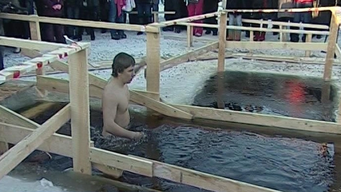 Флеболог рассказал, как крещенские купания могут повлиять на организм - tvspb.ru
