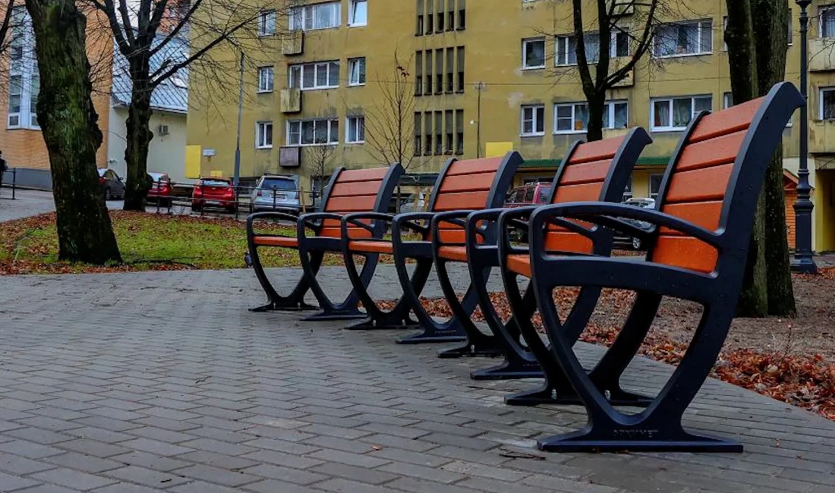 В Садовом сквере Выборга можно отдохнуть на уличных креслах - tvspb.ru