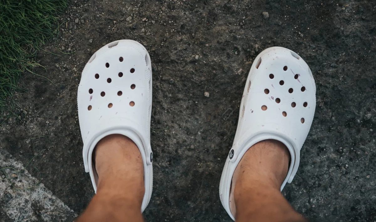 Производитель обуви Crocs приостановит продажи в России - tvspb.ru