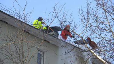 Как в Петербурге очищают кровли от наледи и сосулек