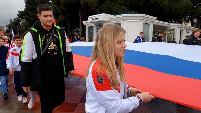 В центре Ялты развернули 10-метровый флаг России
