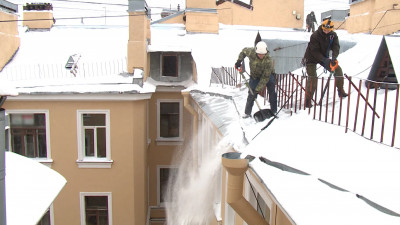 На крышах Петербурга устраняют последствия двухдневного снегопада