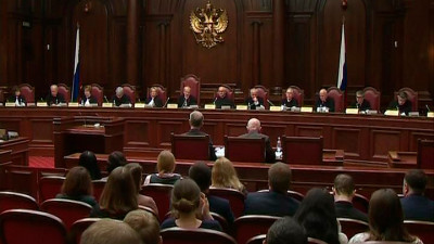 КС проверит закон, приравнивающий встречи депутатов с гражданами к митингам