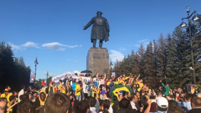 После матча Швеция — Швейцария болельщики покидали стадион на Крестовском, скандируя «Россия!»