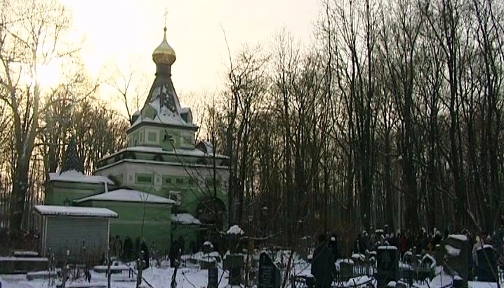 Вандалы осквернили памятники на Смоленском кладбище - tvspb.ru