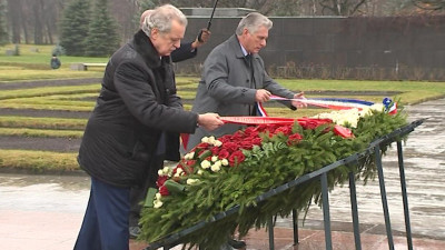 Президент Кубы посетил Пискаревское мемориальное кладбище